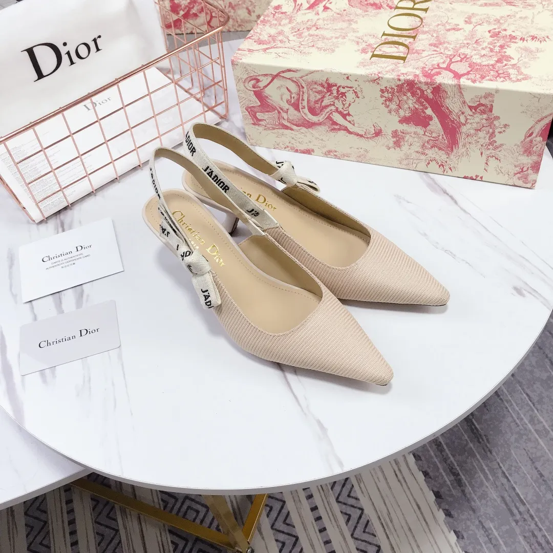 👟👟Ex-factory price 480👟👟Women's shoes, women's clothing, special material👟👟Ex-factory price 400👠👠✨ ✨ Dior's popular sandals are new🔥 🔥 The same style of the year's most popular Internet celebrities and celebrities💁 💁. The fabric is imported; calf patent leather (special material), the lining and feet are made of calf leather lining🐑. Original molded heel, heel height 10Cm 6.5cm💘 flat bottom 1.5cm, original molded metal outsole with five-pointed star LOGO mark✨. Original bow, 💅 Italian leather outsole. 👄💋 Full set of packaging (clamshell box, cloth bag, card, invoice, one-to-one wrapping paper) 34 40 41 customized